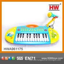 O mais popular brinquedo eletrônico do teclado do órgão com microfone